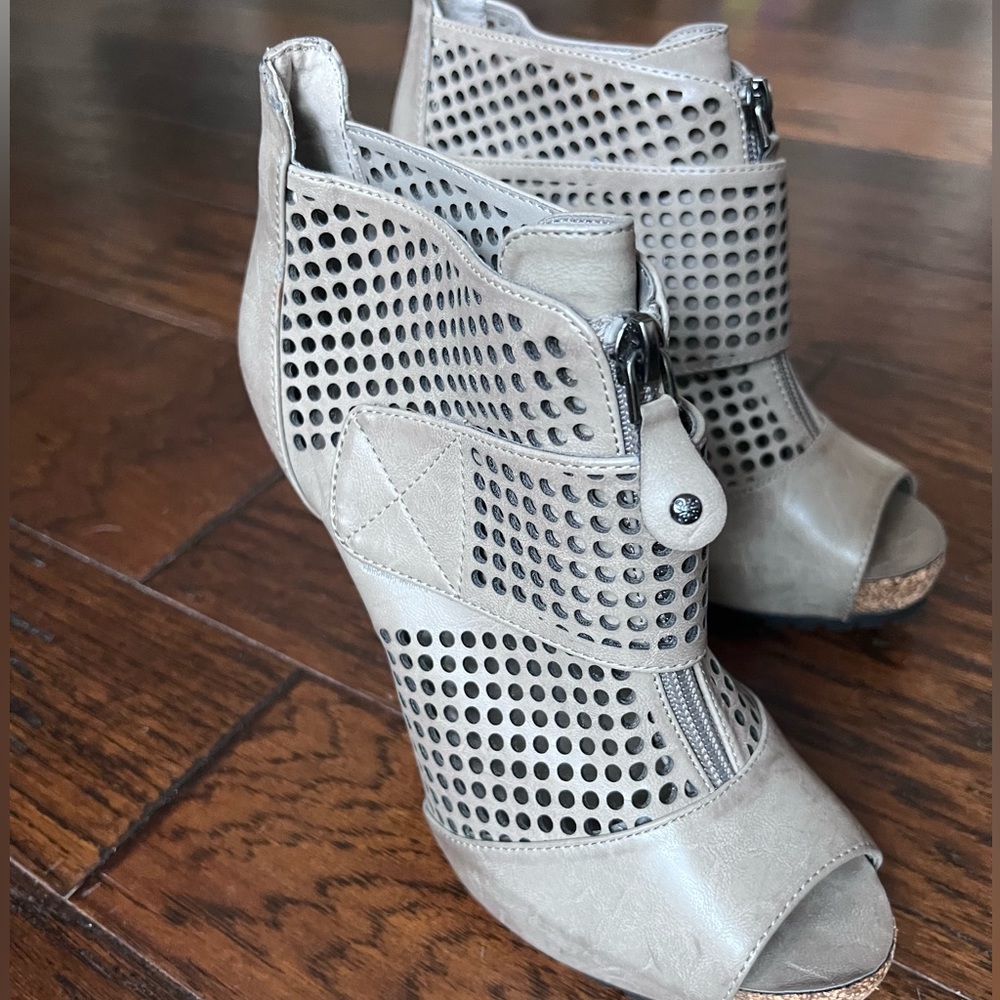 Heel ankle bootie